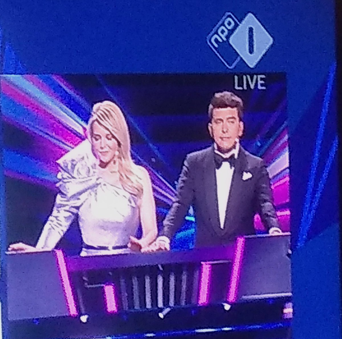 LisaVendrik's tweet photo. Is handsspreading al een term? #Eurovision #jansspreading https://t.co/dO1if1Ie9A