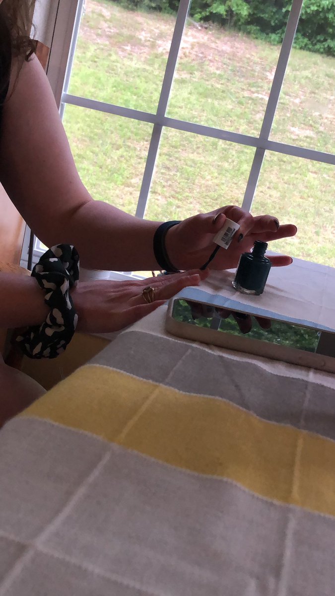 sammy_devito's tweet photo. update on the polish situation #tension #igavein #eventhosheleftme #vernis #newnails #jacksgraduation https://t.co/bDbHvQB5QN