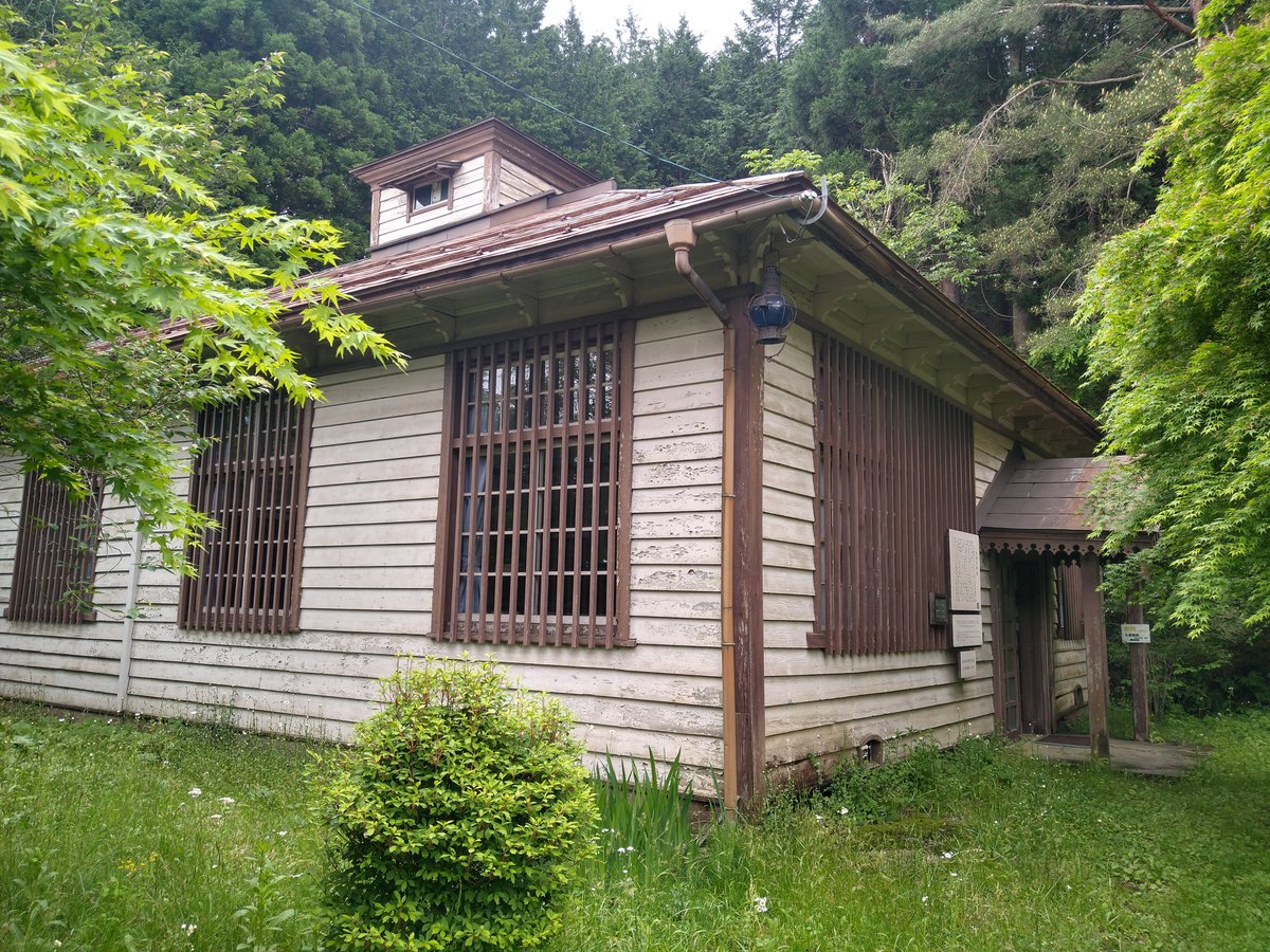 HidaDocument's tweet photo. 【山岳資料館】
明治36年に大野郡灘村（現高山市桐生町）に高山測候所として建設された建物。昭和45年に移築された。内部は昔の登山・スキー用具や飛騨を中心とした登山・地学・気候・動植物などの資料が展示されている。
所在：高山市西之一色3丁目民俗村構内 https://t.co/p4jr06Uujw