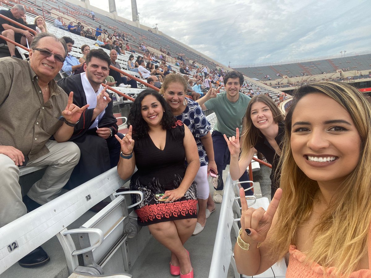 Fam photo! #HOOKEM #LONGHORNS #TexasEx #UTAustin #UTGrad21