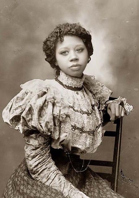 daitanna_brown's tweet photo. I was going to do a “vintage one woman photoshoot” but I discovered the “reface” app and my exhausted self found it more convenient to put my face on someone else’s body 🤣. It’s easier and fun but not as satisfying as a real photoshoot.
#refaceapp https://t.co/M95eEEFZb1