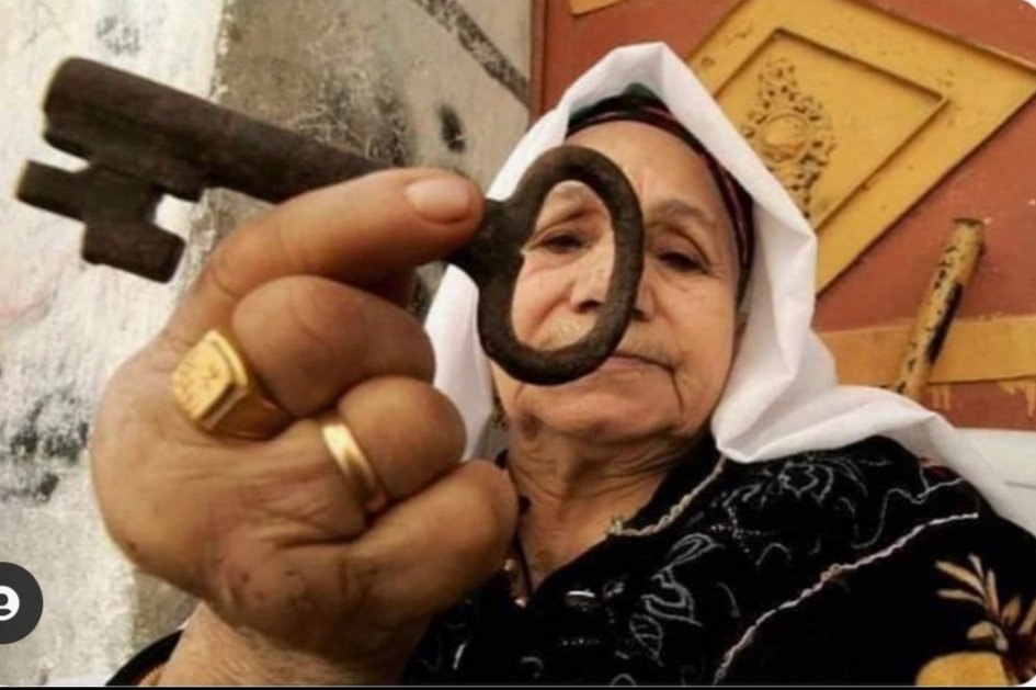 MohammadLUBBA13's tweet photo. ما تاخدي كل الأغراض ، خدي الشغلات المهمة بس
وهاتي مفتاح الدار معك كلها يومين وبنرجع 
1948 🇵🇸💔 https://t.co/zT0r4OSE4D