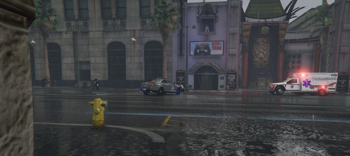 Vinewood Boulevard where at this hour police have a portion of the road shut down to traffic as they process a shooting scene outside of the bank.