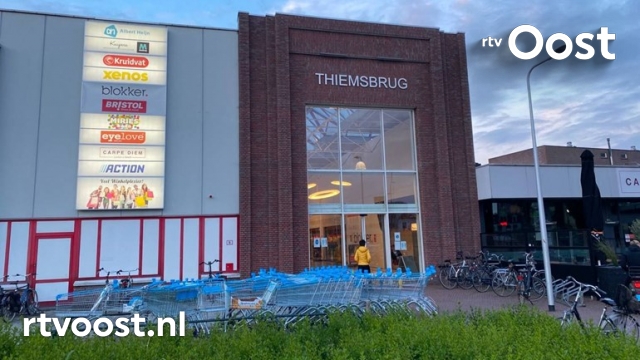 Politie Hengelo zoekt man na bedreiging met wapen, politiehelikopter boven de stad. #rtvoost.