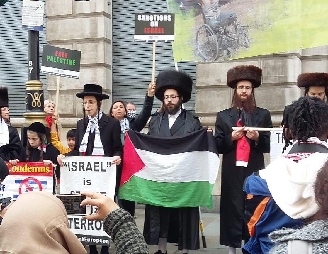 Muqadaam's tweet photo. Jews in London stand with the Palestinian people. 

#Palestine #Gaza #Israel https://t.co/JhEerJEn8q
