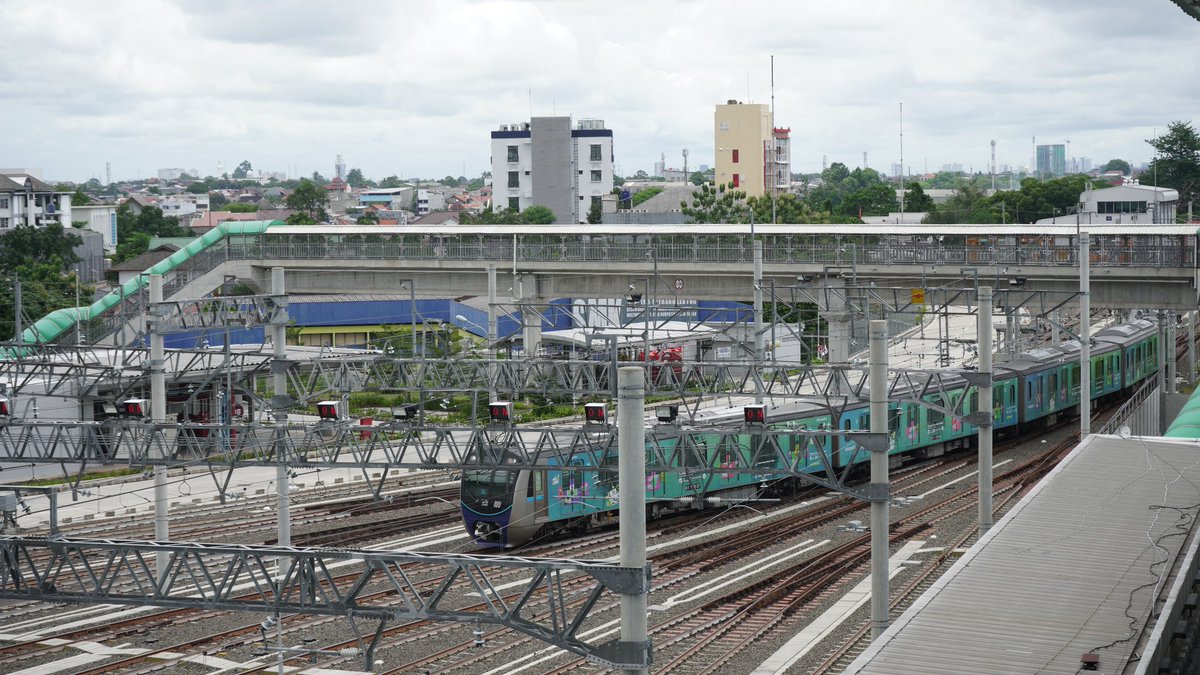 DEzra11's tweet photo. @sadness_loop MRT Jakarta.
Before - After
#KevInEditing https://t.co/QngK2Yrzux