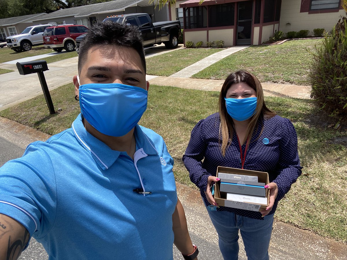 0rlando1223's tweet photo. One of many phone deliveries today while boss man is out. Same day close! #att @ATT @OzzieEspinal @TBellNorthFlo @m3_ihx @FloGeorgiaIHX #phuber https://t.co/Z0QzU58CRP