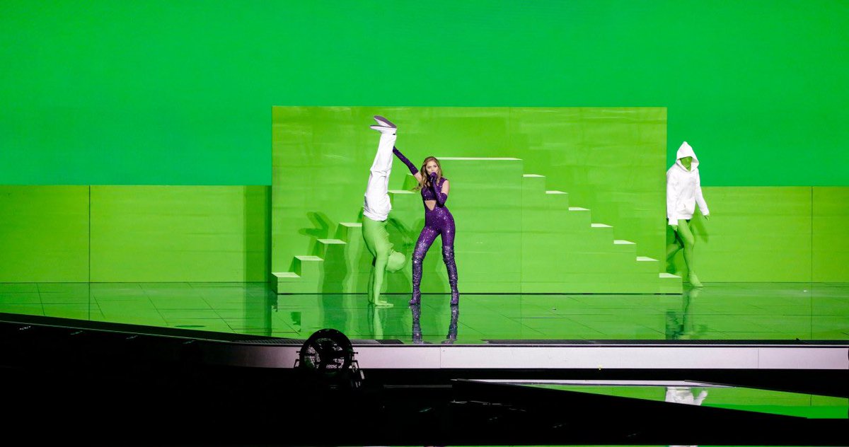 The Greek staging effects are so cool... unless you’re in the audience and you paid hundreds of Euros to see watch this ugly green screen!
#Eurovision #OpenUp #GRE