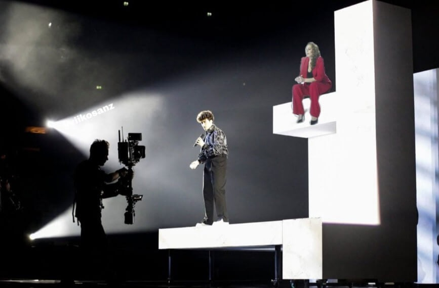 Gastako's tweet photo. Maravilloso el detalle de Suiza incorporando a Rocío Carrasco en su puesta en escena. #eurovision https://t.co/RVyFxDnyxe