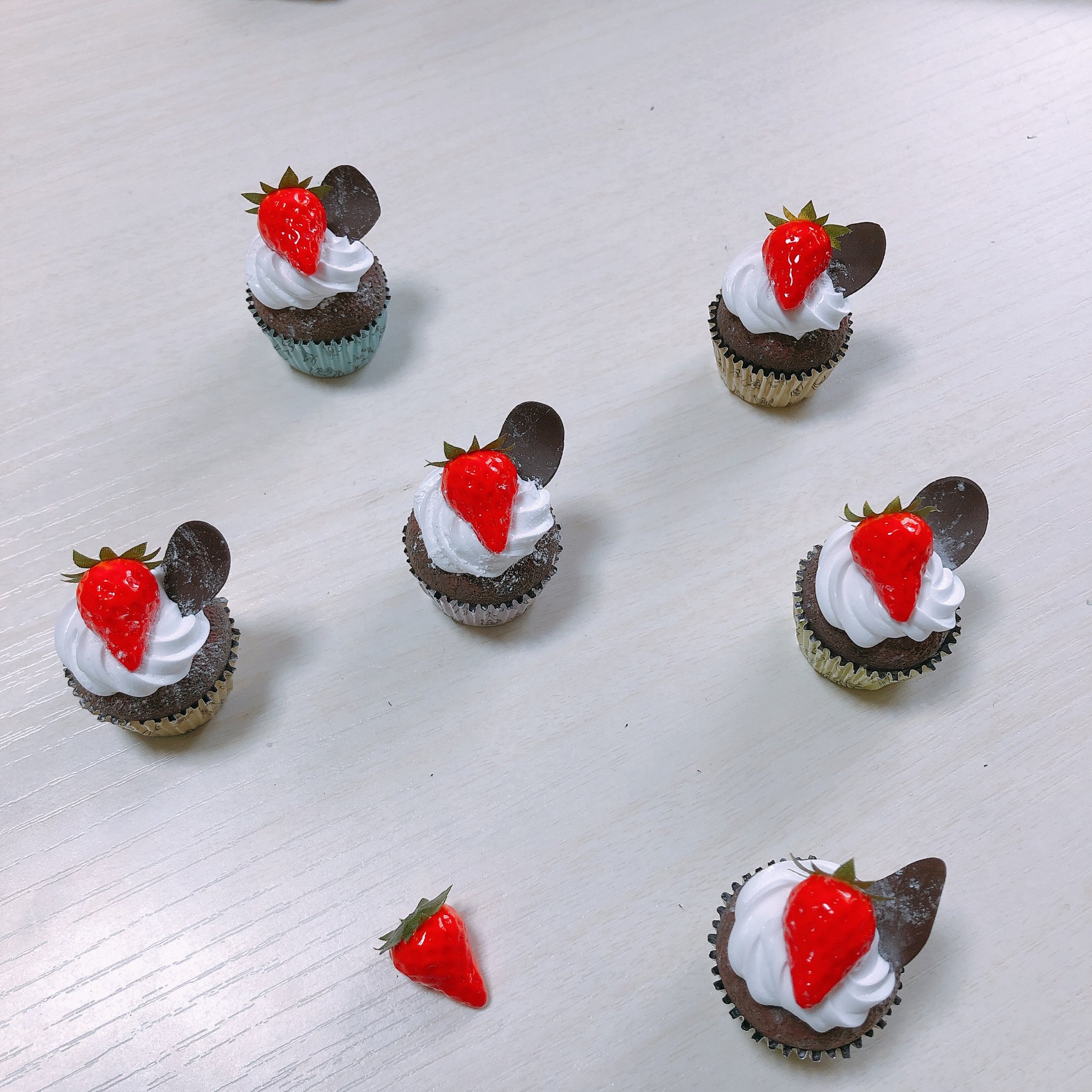 にゃも ココアカップケーキ フェイクスイーツ 粘土 イチゴ ココアカップケーキ完成です これから乾いたら粉を落としたり仕上げをした後minneに出品しようと思います T Co Q3jkftbulr Twitter