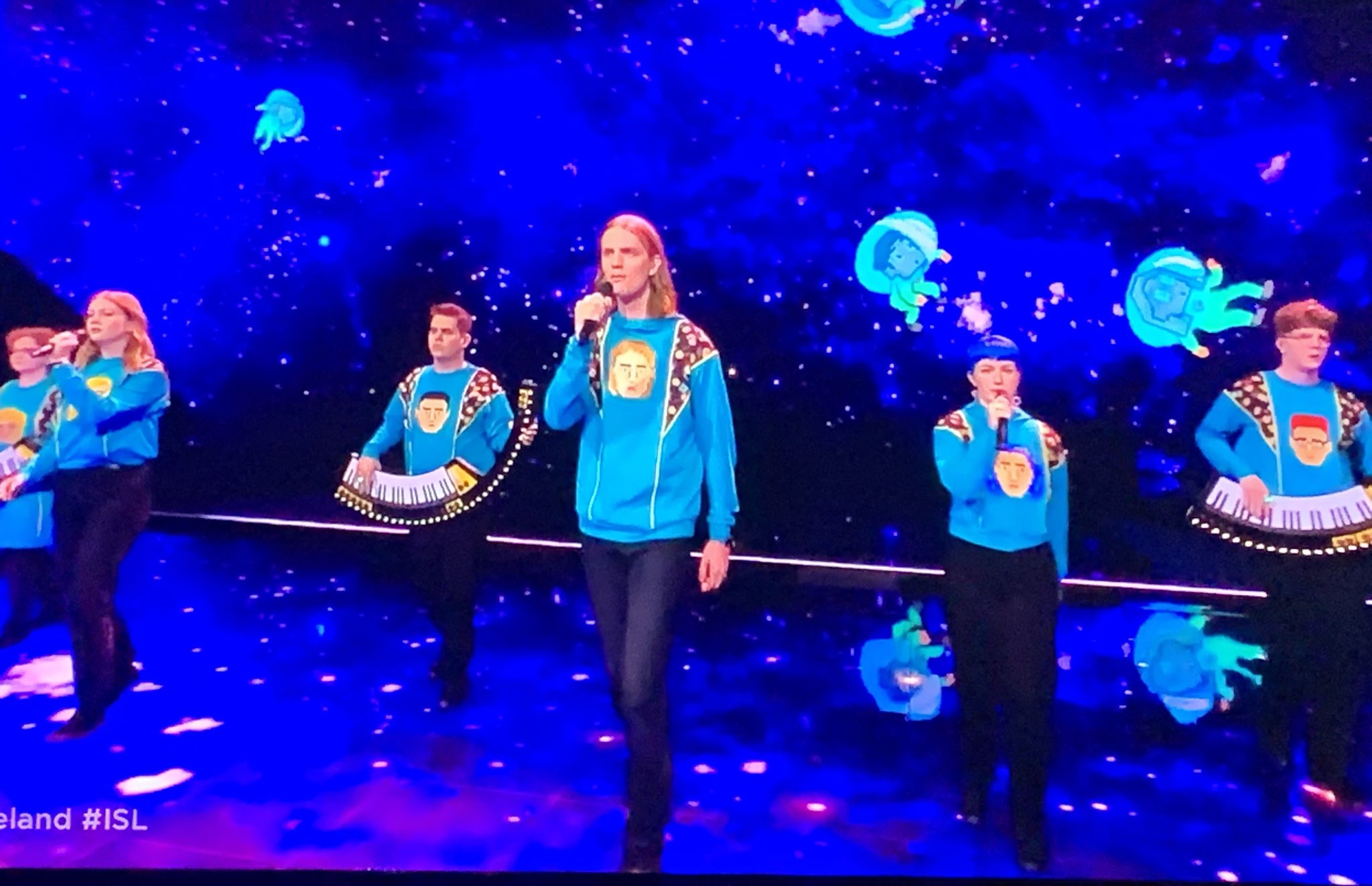 Twitter 上的 𝖸𝗈 𝖮𝗄𝖺𝖽𝖺 アイスランド 年の代表だったグループ 自分の似顔絵のセーター来てるじゃん めっちゃ好き Isl Eurovision Eurovision21 ユーロビジョン T Co Arjeifv3q2 Twitter