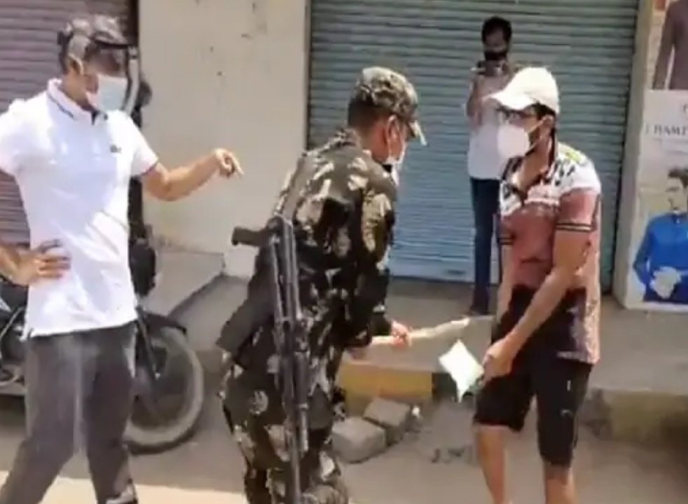 MiddleClassVotr's tweet photo. ये धोंस देके अपने परिवार को खुशियां ना दे पाओगे, खुदा ना करे पर इसकी सजा कोरोना काल में परिवार के किसी सदस्य को ना दे भगवान.. मै दुआ करता हूं कि तुम्हारे हर एक पाप की उचित सजा मिले तुमको वो भी जल्दी से जल्दी
@bhupeshbaghel @aajtak 
@AmitShah @RahulGandhi
#suspendRanbirSharmaIAS https://t.co/MlyG0kvSh4