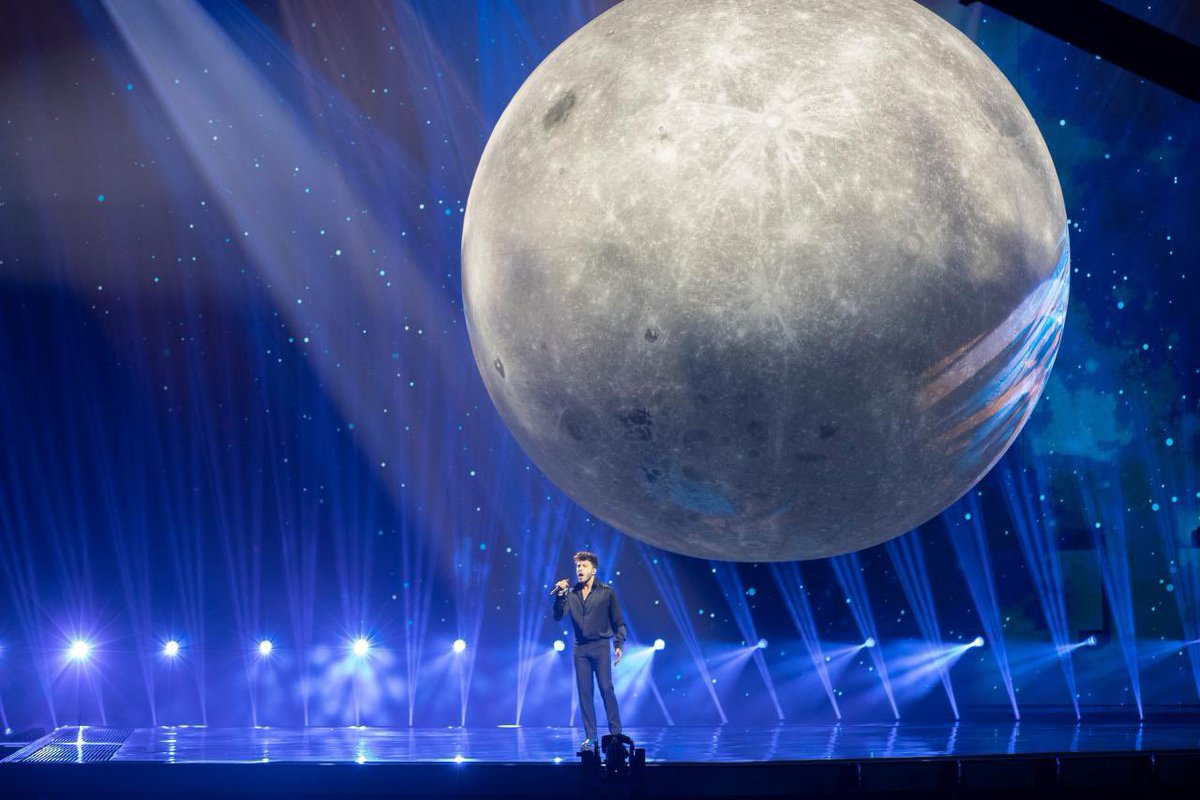 AdolfoRH's tweet photo. Los huevos en verano VS. Los huevos en invierno 
#Eurovision https://t.co/rerAWQEIg2