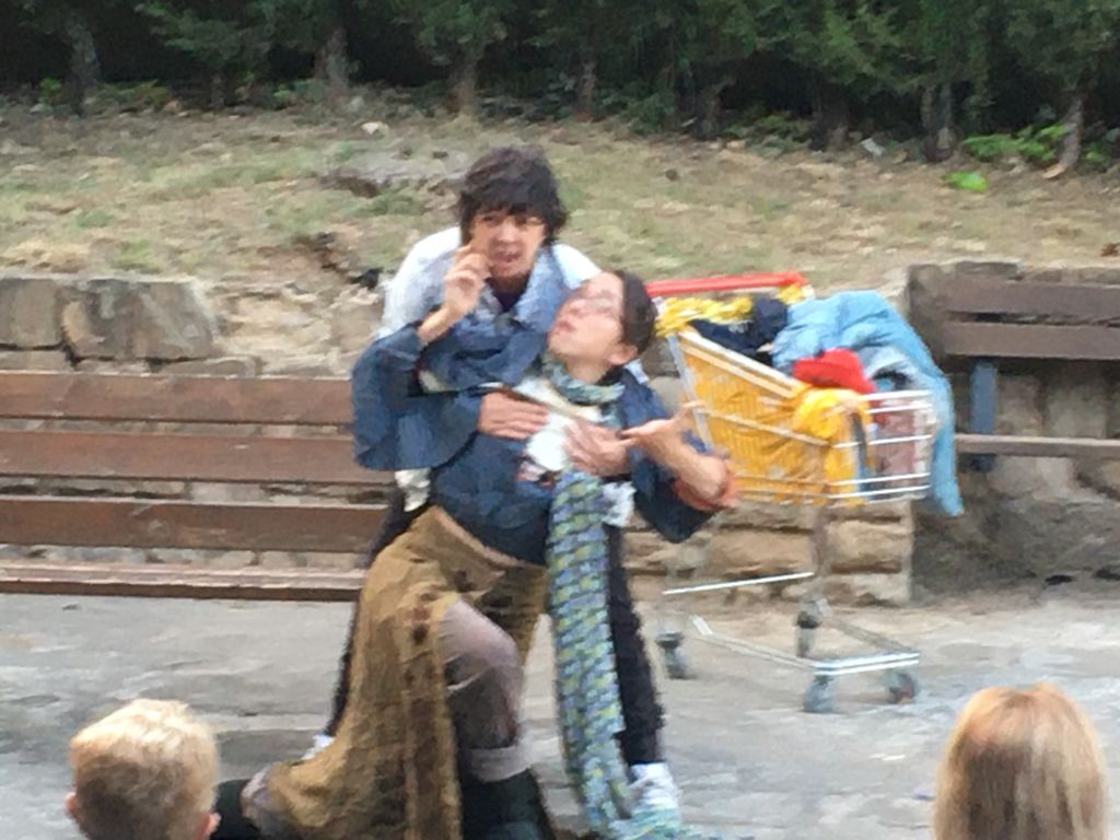 Ahir vam estrenar Malo banco a Berga dins del <a href="/PindolesFest/">Festival Píndoles</a> amb la interessant proposta escènica <a href="/jordiAgut_/">Jordi Agut “Txoli”</a> i amb el contrastat talent de @merihuertas i Maria Garrido, un luxe. Molt bona acollida. Content de com va prenent cos el text.
Amb ganes de tornar-ho a veure el 13de juny