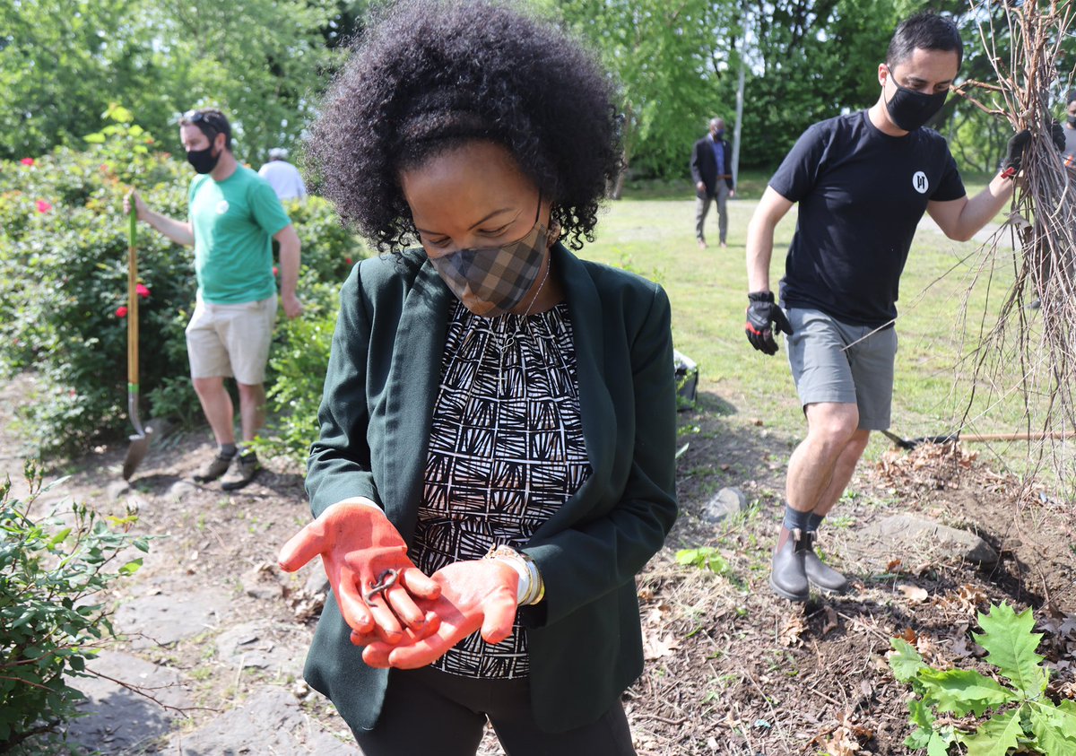 MayorKimJaney's tweet photo. On this beautiful Boston day, I was so grateful to take part in the Gertrude Howes Rose Garden Clean Up. 🌹 

Today, take some time to get outside and do something kind for our community or another community member. https://t.co/SCNkMciOGk