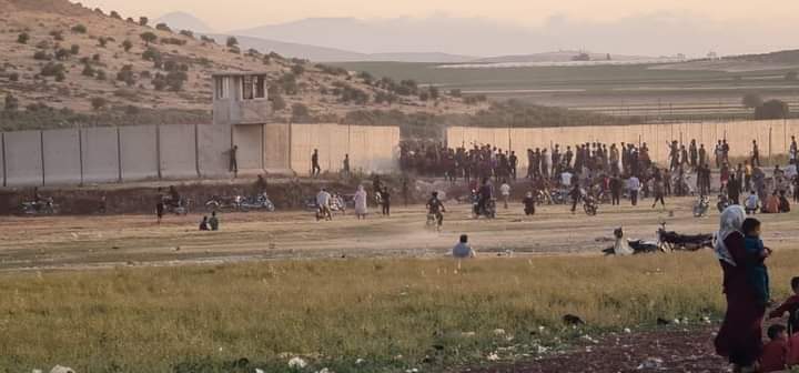 Reyhanlı'da Suriyeliler ayaklandı. Türk sınır karakolu basıldı. Asker çatışma çıkmasın diye geri çekildi.Karakoldan silah çalındı. Olayların başlama nedeni İskenderun'da yapılan uyuşturucu operasyonu. Suriyeli mafya malıma dokunma diyor. Ya devlet başa ya kuzgun leşe.YETER ARTIK