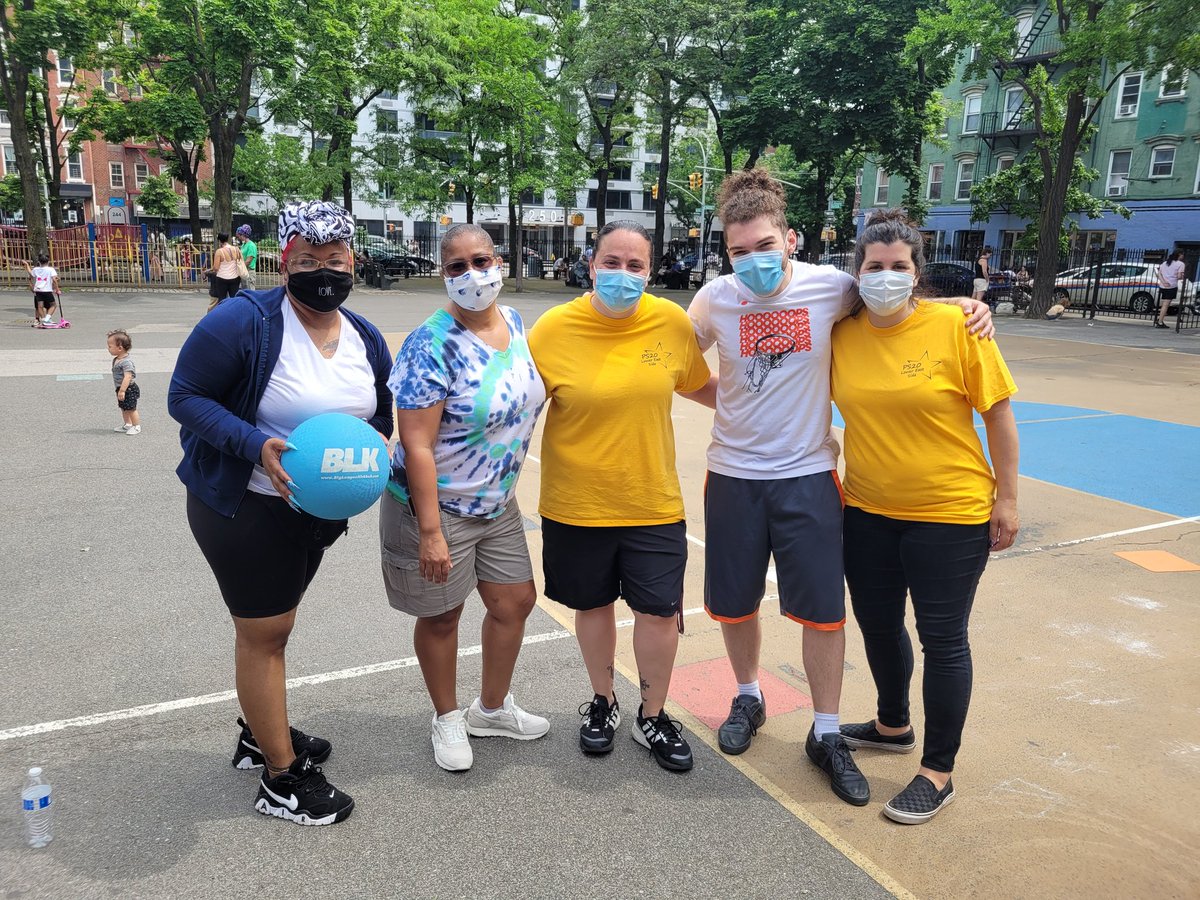 PS20AnnaSilver's tweet photo. Amazing day @PS20AnnaSilver playing kickball, picnicking, and connecting with friends. Great to see so many #remote families today. We missed you!!!! #wellness #D1Rocks #ilovemyjob #StopAsianHate #Hope #Peace #love https://t.co/5OVwAmDevZ
