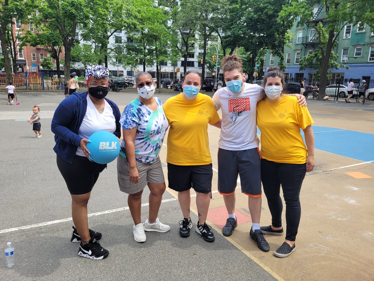 PS20AnnaSilver's tweet photo. Amazing day @PS20AnnaSilver playing kickball, picnicking, and connecting with friends. Great to see so many #remote families today. We missed you!!!! #wellness #D1Rocks #ilovemyjob #StopAsianHate #Hope #Peace #love https://t.co/5OVwAmDevZ