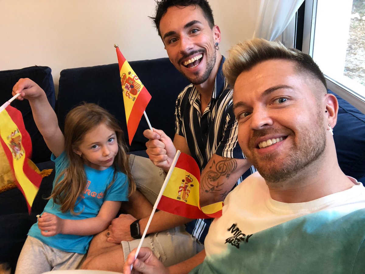 Team eurovisivo. La noche es para nosotros ❤️ . El directo de <a href="/BlasCanto/">Blas Cantó</a> ha sido maravillo . Que brutalidad 👏🏻👏🏻👏🏻 #eurovision #EurovisionRTVE