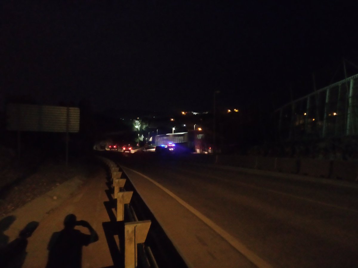 Llevo como 4 o 5 conexiones de radio hoy y la noche se augura larga en la #FronteraSur tras varios intentos de entrada a #Melilla a través del vallado. Seguimos al
pie de la noticia <a href="/radio5_rne/">Radio 5</a> <a href="/rtvenoticias/">RTVE Noticias</a>