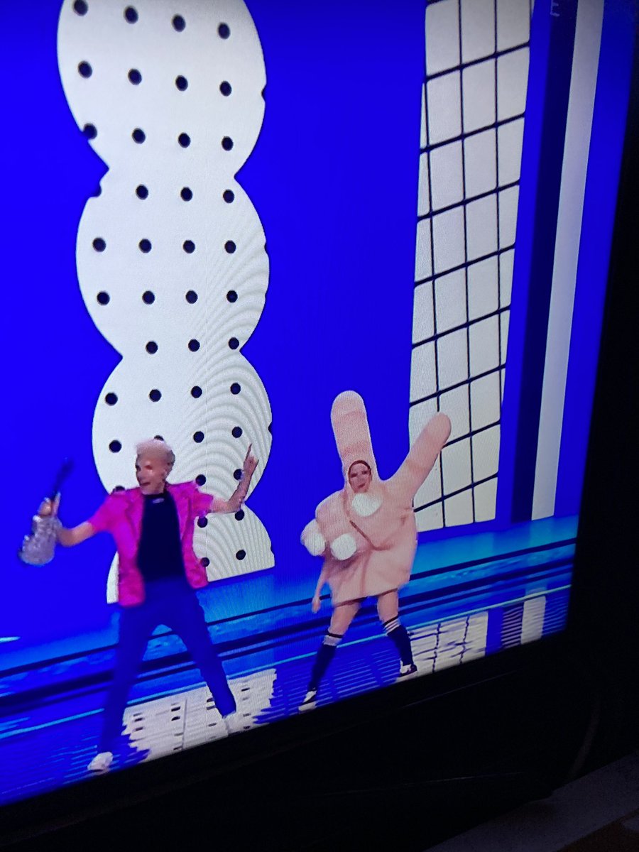 #ger okay Helga je mag mee doen.. maar niet zo bijdehand hoor.. #Eurovision #eurovisiesongfestival #Eurovision2021  5 biertjes