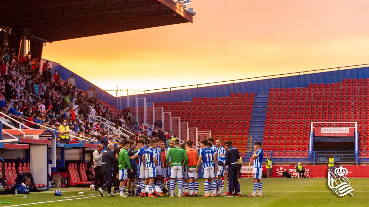 RealSociedad's tweet photo. ⏸ 105’ | 2-1 | Descanso tras el golazo de Jon Karrikaburu. Magnífico movimiento para lograr el segundo.

#Zubieta | #AurreraReala https://t.co/NsiTdxTWy7