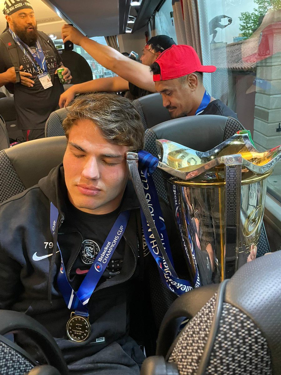 Dupont9A's tweet image. My pillow is better than yours 🏆