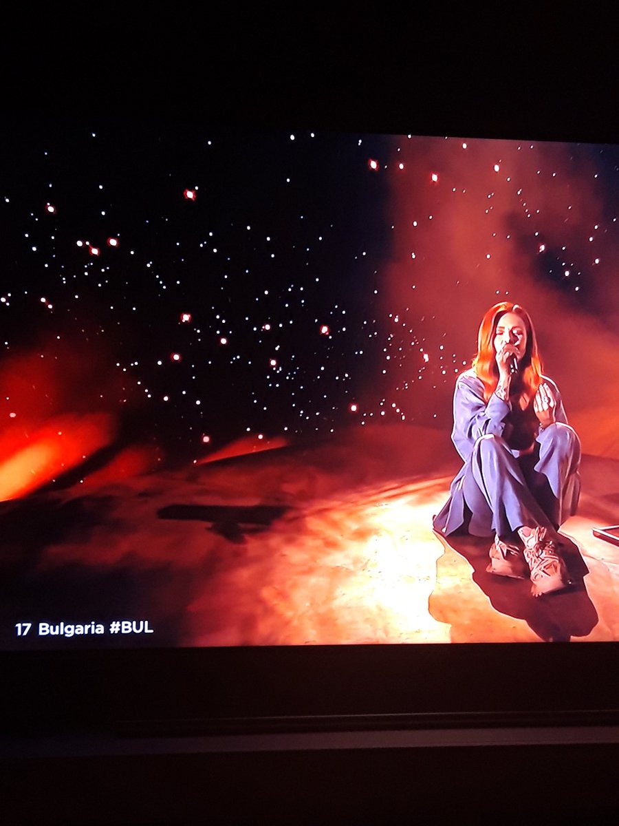 Nervenmittel's tweet photo. Ich: Mama, ich möchte auf ein Billie Eilish Konzert.
Mama: Wir haben Billie Eilish zu Hause.

Billie Eilish zu Hause:
#Eurovision
#BUL https://t.co/HkRPg9u5Kx