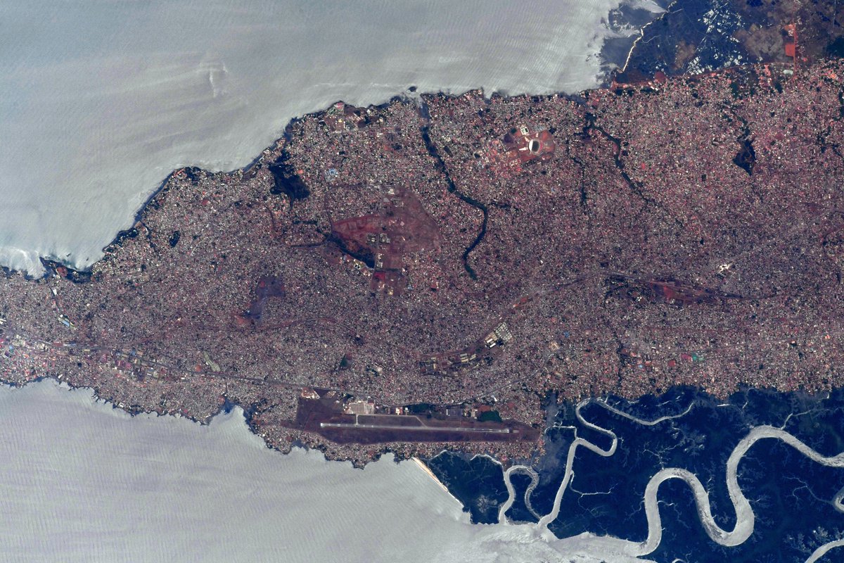 Alors qu’on descend vers le sud le long de la côte ouest de l’Afrique, Conakry est immanquable. Elle semble s’étirer de la zone humide de la côte vers les Îles de Loos… Presque comme quelque chose d’organique qu'on étudierait au 🔬🇬🇳