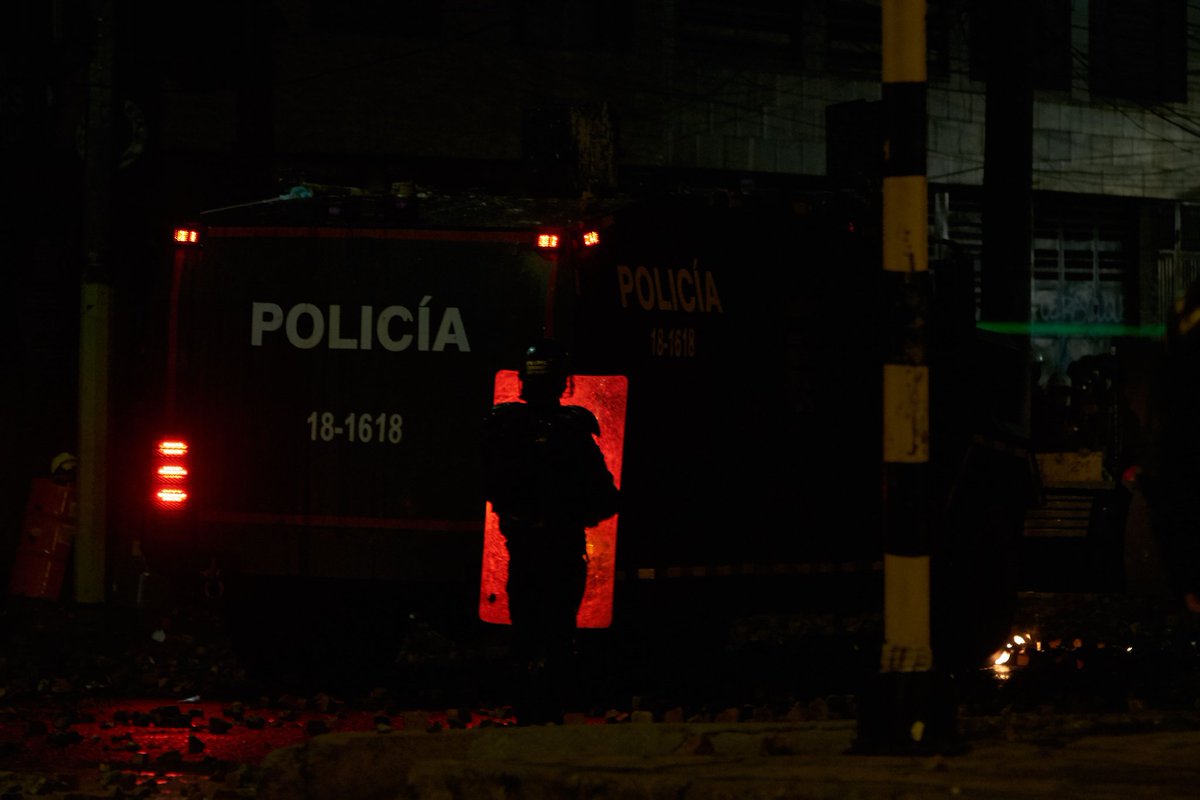Red Flag. La policía en Colombia completa 23 días reprimiendo a los manifestantes del paro nacional. En los barrios los residentes expresan repudio por la brutalidad policial que no respeta ningún protocolo humanitario. Se reportan más de 40 muertos debidos a la represión estatal