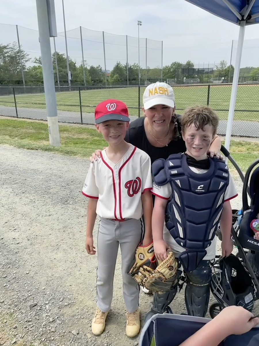 We are so thankful to have the best teachers <a href="/BonnieBraeES/">Bonnie Brae ES</a>! Thanks @MsSloaneTeaches for coming to the game today!!