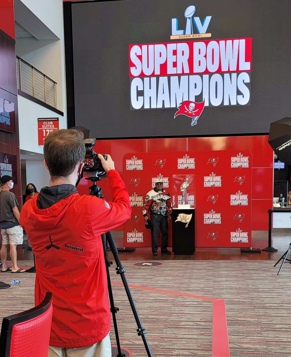 EllieEsse's tweet photo. #picturesofpeopletakingpictures #gobucs https://t.co/txwBzl4oFp