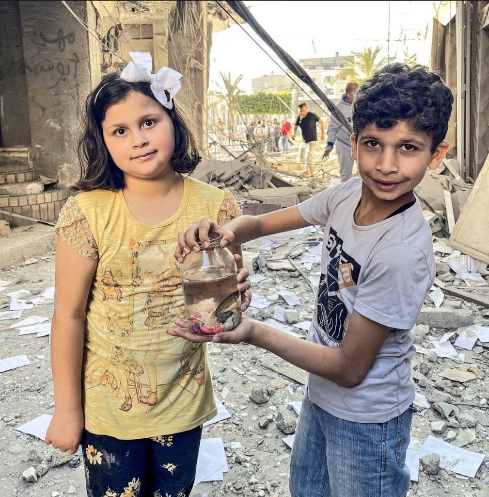 ______________________________________
                                    🌙
                   Çokça yağmur yağsa, 
              temizlenir mi şu kirli dünya.
                          |ÖzdemirAsaf