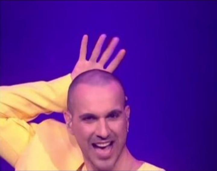 DarknessKoneko's tweet photo. Кажется, у Билаля (Франция) украли его фирменный жест #Eurovision #Eurovision2021 #eurovision21 #евровидение https://t.co/MwIYC5fEay