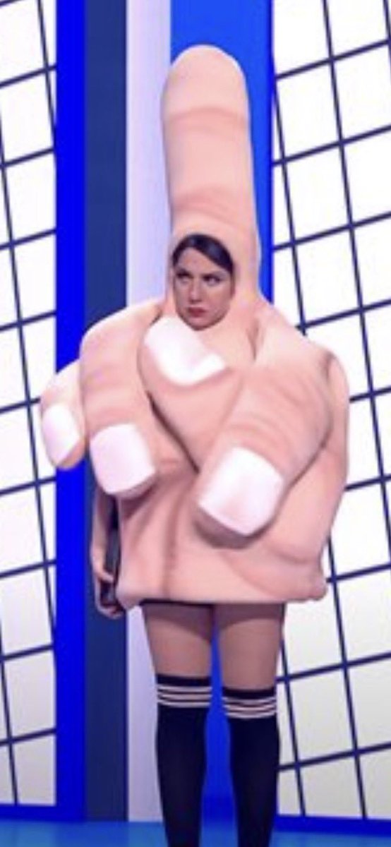 EmmaJBostock's tweet photo. #Eurovision #Eurovision2021 #GrahamNorton the moment the fingers realise she’s come on the stage one song too early. https://t.co/uBCJ8o7sLI