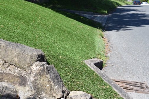 LGSpace's tweet photo. Plastic grass has no benefits for wildlife, has a high carbon footprint, and sheds micro-plastics which wash into rivers &amp; seas. While real grass offers food &amp; shelter for wildlife, increasing biodiversity. More about wildlife- and climate-friendly lawns: https://t.co/Ha52cZVAlE https://t.co/Ql25UOjIA6