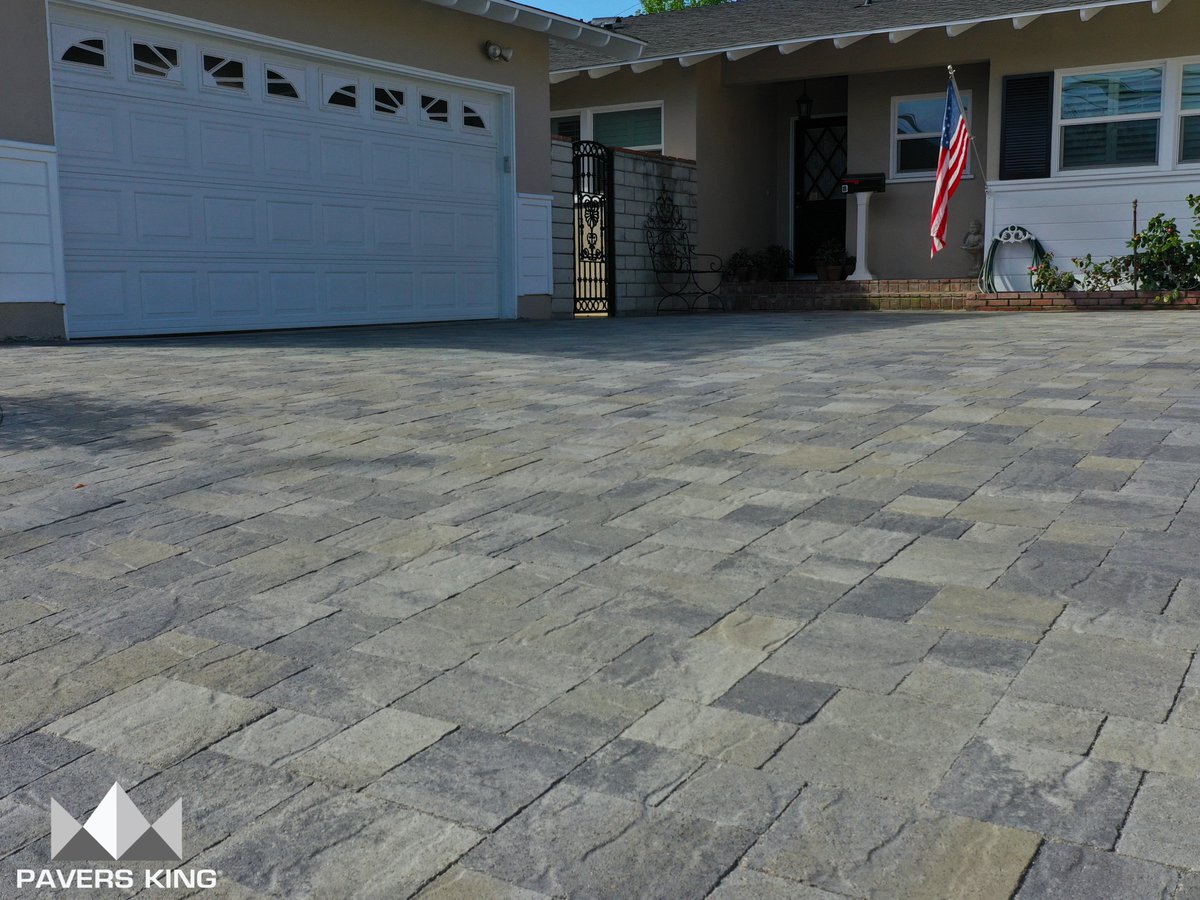 paversking's tweet photo. When it comes to driveways, the best way to incorporate a design without creating a busy layout is by installing a subtle yet defining double border. For this project, we coordinated the driveway design with the house by matching the inner border color to the color of the roof. https://t.co/IY24yvcYDt