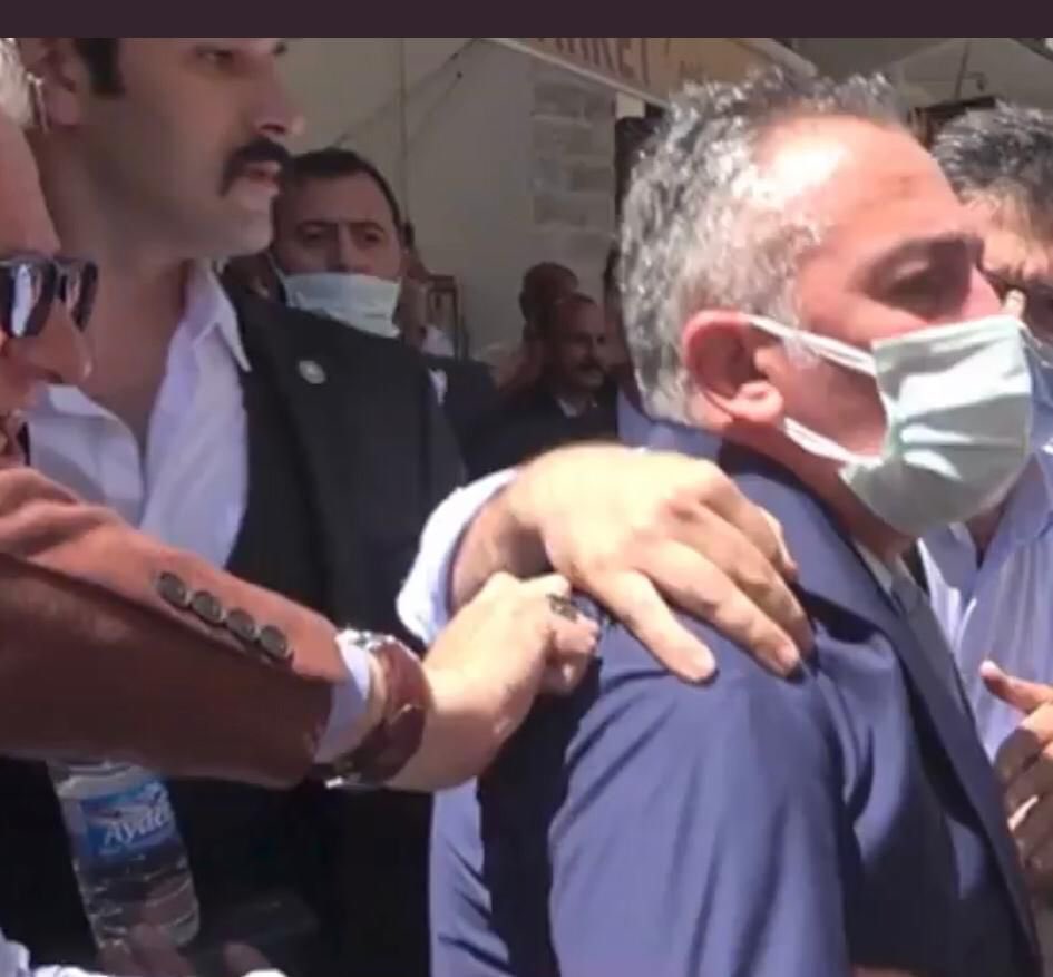 avhamzadag's tweet photo. Cumhurbaşkanımız Sn. @RTErdogan'ı Netanyahu'ya benzettikten sonra Rize ziyareti yapacaksınız. 

Çevre illerden teşkilatlarınızı toplayıp Rizeli kardeşlerimize hakaret edip darp edeceksiniz. Buradan da mağduriyet çıkartmaya çalışacaksınız.

Kimse yemez bu senaryoyu @meral_aksener https://t.co/fPXdzZT0Tz