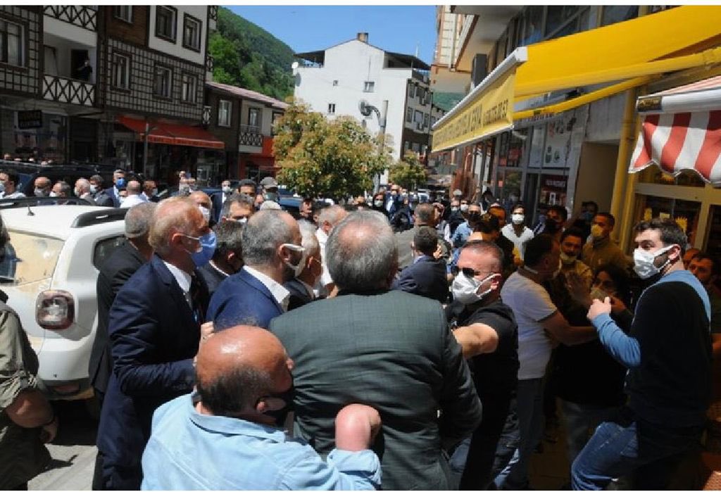 avhamzadag's tweet photo. Cumhurbaşkanımız Sn. @RTErdogan'ı Netanyahu'ya benzettikten sonra Rize ziyareti yapacaksınız. 

Çevre illerden teşkilatlarınızı toplayıp Rizeli kardeşlerimize hakaret edip darp edeceksiniz. Buradan da mağduriyet çıkartmaya çalışacaksınız.

Kimse yemez bu senaryoyu @meral_aksener https://t.co/fPXdzZT0Tz