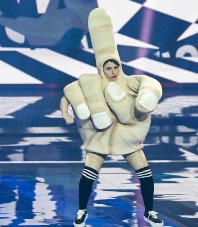 escobar_merce's tweet photo. Yo creo que están repartiendo droga gratis en algún lado #Eurovision https://t.co/P21kBZiaWr