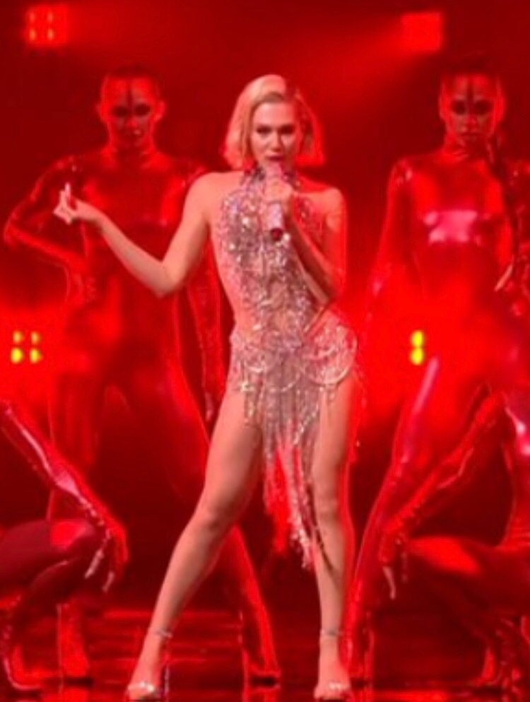 IsabelleBethe's tweet image. Voll fortschrittlich, dass sich dieses Jahr alle Acts ein Kostüm geteilt haben. Nachhaltigkeit und so. #Eurovision2021 #Eurovision