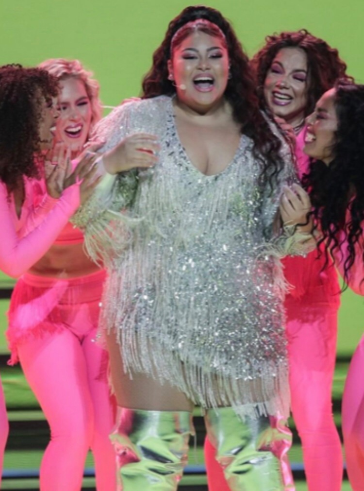 IsabelleBethe's tweet image. Voll fortschrittlich, dass sich dieses Jahr alle Acts ein Kostüm geteilt haben. Nachhaltigkeit und so. #Eurovision2021 #Eurovision