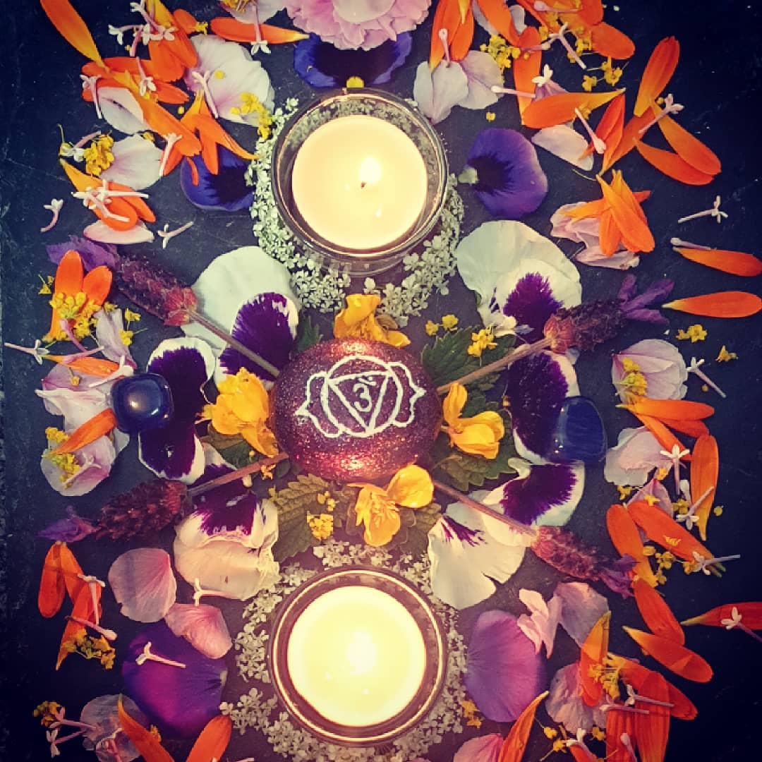 thecraeftcom's tweet photo. Breathe out, breathe in, the third eye cleansing is about to begin.
Tonight I am working with: #Mint #Buttercups #Lavender #Marigold (#Calendula) #pansies Queen Anne's Lace, Blossom & wild flowers๐๐๐๐ #wiccalifestyle #witch #magick #spell #spells #thirdeye #browchakra https://t.co/N5REKM53bD