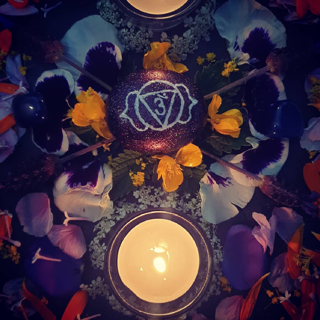 thecraeftcom's tweet photo. Breathe out, breathe in, the third eye cleansing is about to begin.
Tonight I am working with: #Mint #Buttercups #Lavender #Marigold (#Calendula) #pansies Queen Anne's Lace, Blossom & wild flowers๐๐๐๐ #wiccalifestyle #witch #magick #spell #spells #thirdeye #browchakra https://t.co/N5REKM53bD