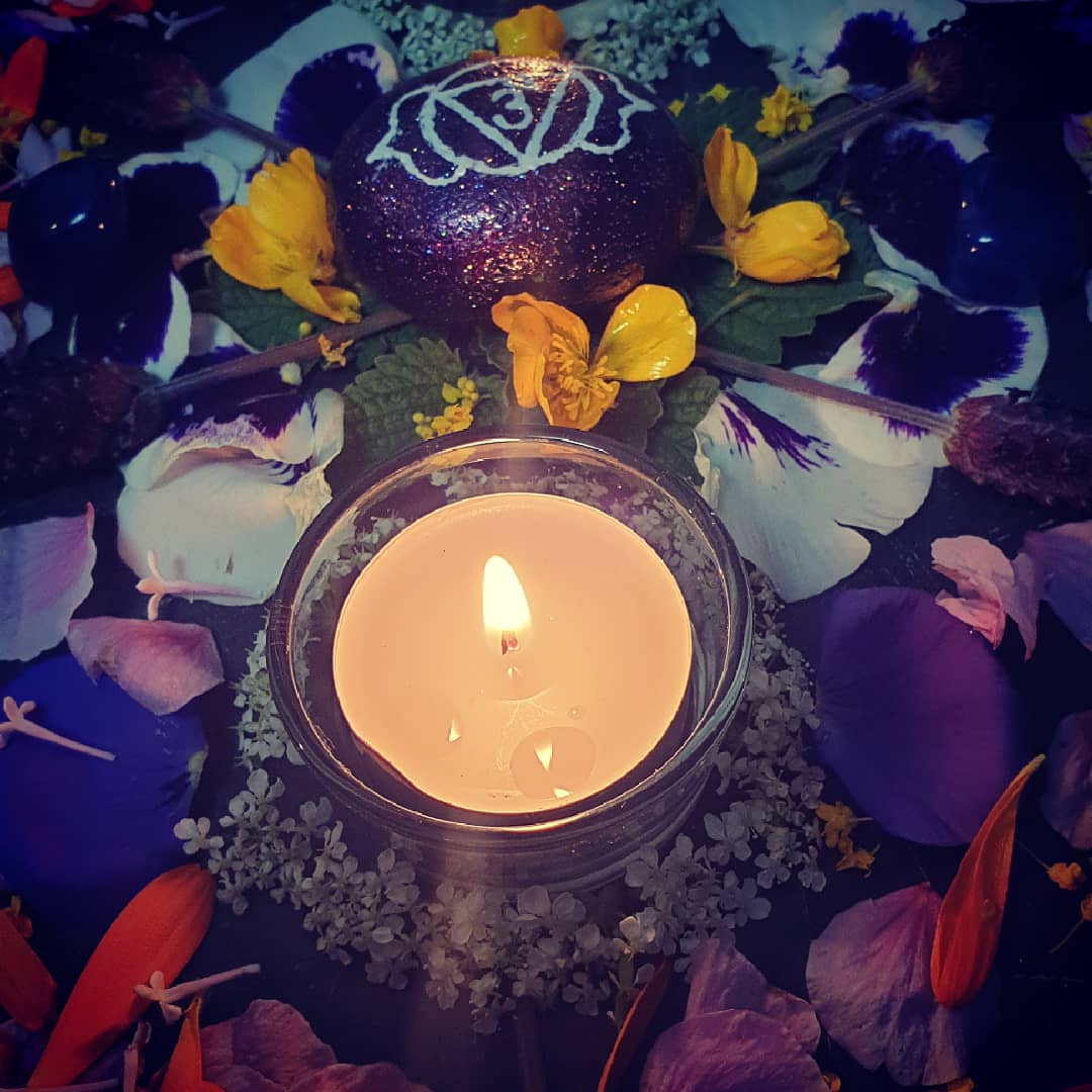 thecraeftcom's tweet photo. Breathe out, breathe in, the third eye cleansing is about to begin.
Tonight I am working with: #Mint #Buttercups #Lavender #Marigold (#Calendula) #pansies Queen Anne's Lace, Blossom & wild flowers๐๐๐๐ #wiccalifestyle #witch #magick #spell #spells #thirdeye #browchakra https://t.co/N5REKM53bD