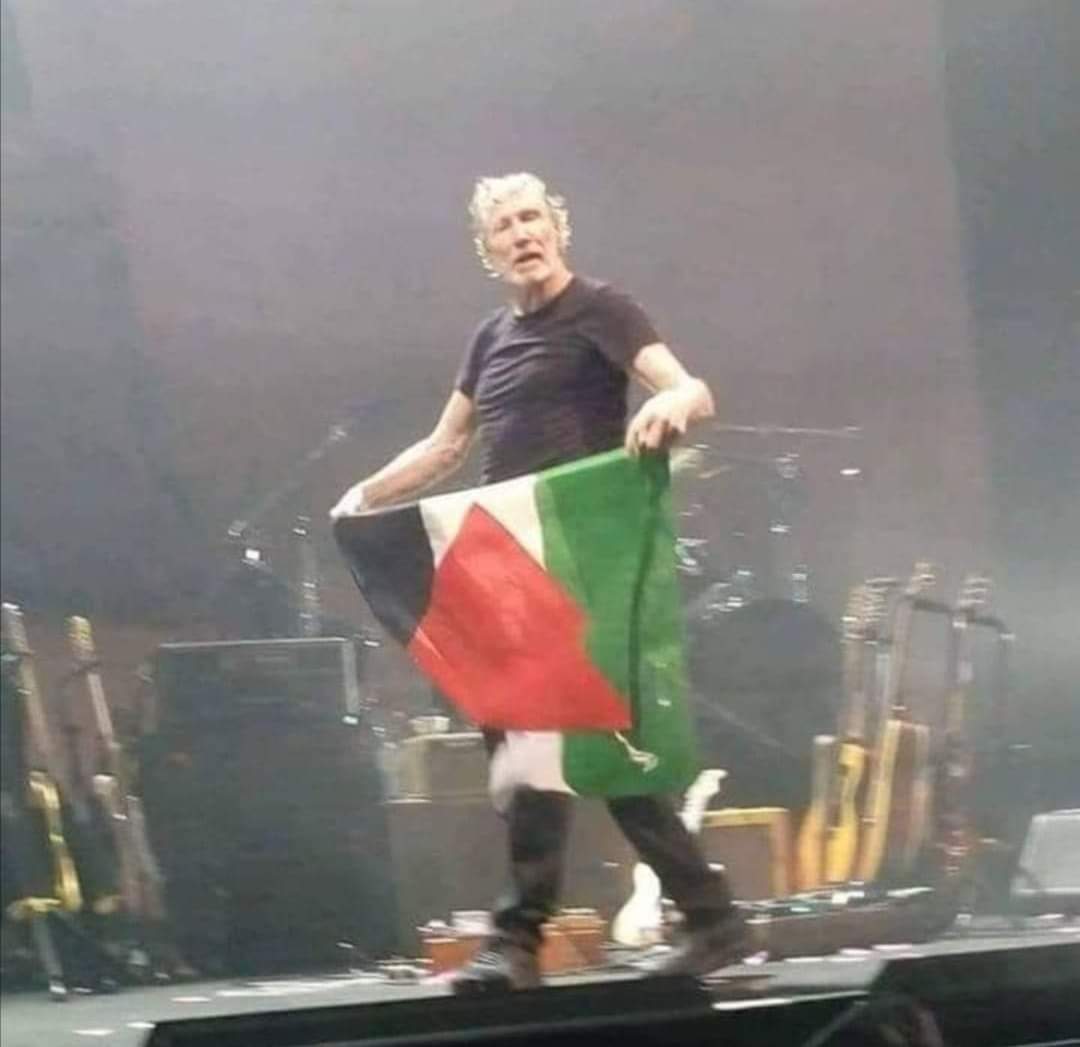 yolilms's tweet photo. Roger Waters(Pink Floyd), en una actuación en Roma. Facebook ha borrado la foto. Que circule. https://t.co/c9eEvooq35