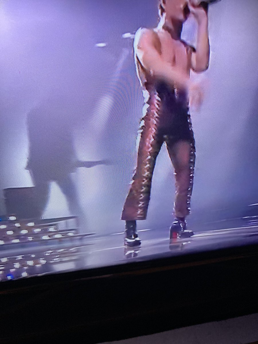 #ita geinig nummer, maar moeten we het niet over dit broekje hebben? Waar koop je dit? 5 biertjes #Eurovision #eurovisiesongfestival #Eurovision2021 #esf21