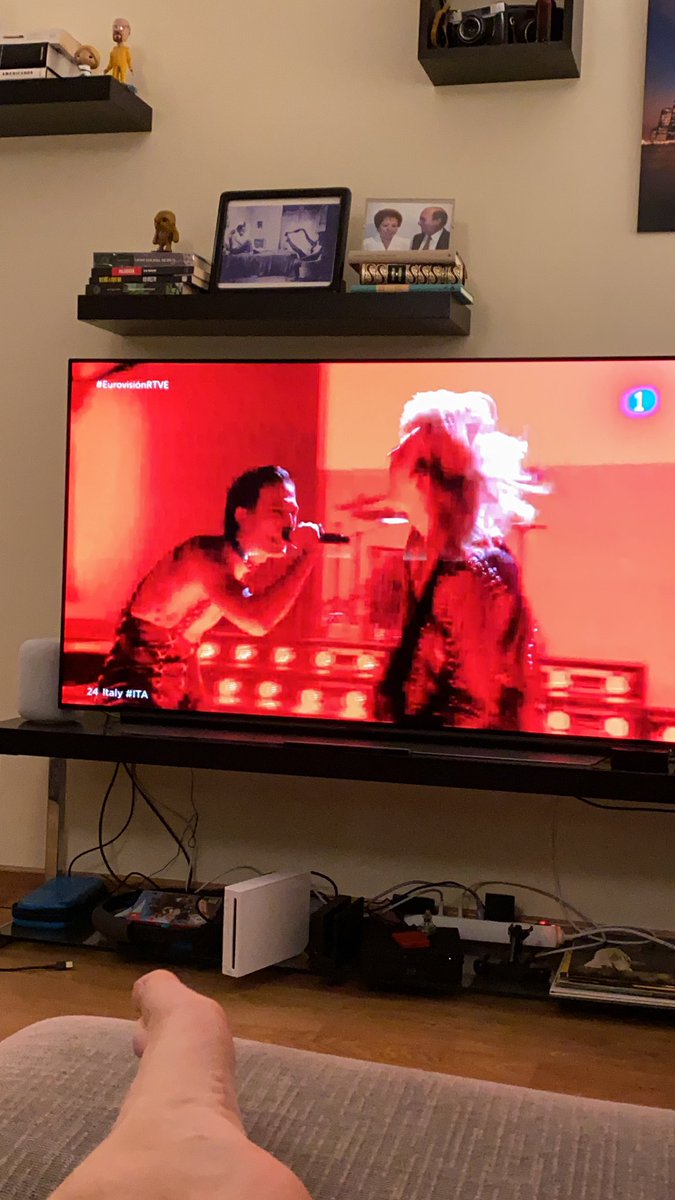Fotomaf's tweet image. Pero si están haciendo air guitar de esa no? #Eurovision