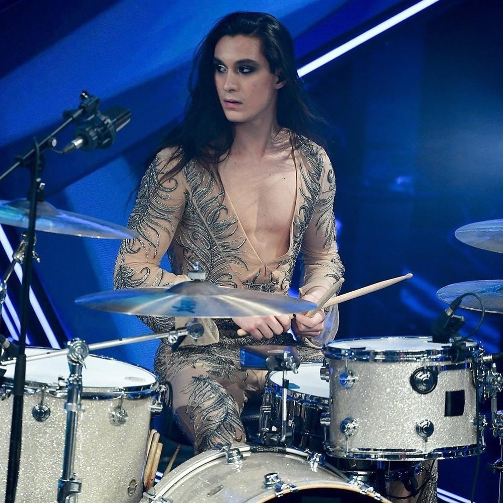Ssoyunbot's tweet photo. Bill Kaulitz que haces ahi #Eurovision https://t.co/VaZu5eGjn4