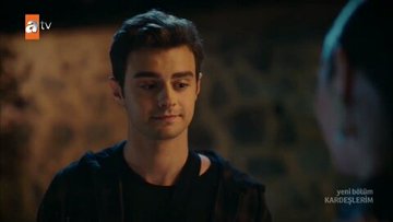 __Manolya___'s tweet photo. Şu bebek yüzlü çocuktan ne istiyo bu yapımcılar. Annesi babası sandığı kişiler öldü, evlatlık olduğunu öğrendi, üstüne araba çarptı, şimdide manyak kız kardeşi suç attı günah keçisi mi bu ne   #OğlumOBenim #ömereren #kardeşlerim #YiğitKocak https://t.co/PLvAqeCpoJ